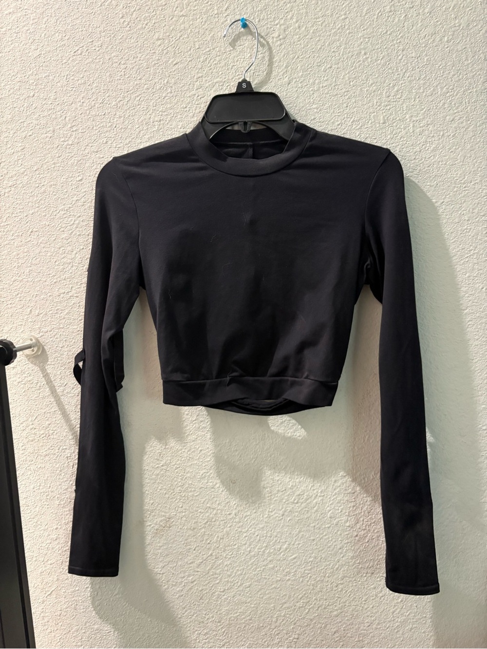 ALO Yoga Black Long-Sleeve Cropped Active Tee